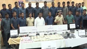 ఐపీఎల్ బెట్టింగ్ గ్యాంగ్ అరెస్ట్: భారీ నగదుతోపాటు రూ.  కోటి విలువైన సొత్తు స్వాధీనం 