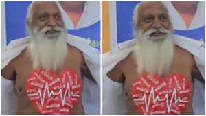చొక్కా విప్పి.. జేసీ హల్‌చల్: వైసీపీ ఎమ్మెల్యే ఫ్లెక్సీకి ఫ్లయింగ్ కిస్
