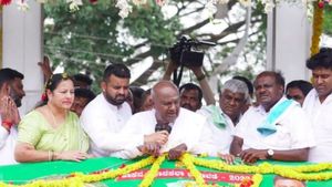  ఎన్నికల స్టంట్, పెళ్లి చేసుకున్న అమ్మాయిలకు బంపర్ ఆఫర్, హయ్యారే !