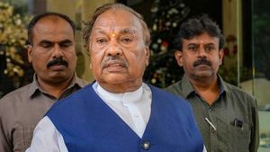 మాస్ లీడర్, ఒక్క సీన్ తో సామూహిక రాజీనామాలు, మాజీ డిప్యూటీ సీఎం దెబ్బకు ఢమాల్! 