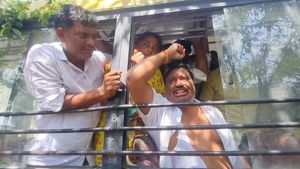 వైసీపీ వర్సస్ టీడీపీ - అమరావతిలో ఉద్రిక్తత,లాఠీఛార్జ్..!!