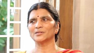 రజనీకాంత్ తప్పుచేసానని క్షమాపణ కోరారు - లక్ష్మీ పార్వతి..!!