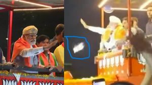 ప్రధాని మోడీ మైసూరు రోడ్‌షోలో భద్రతా వైఫల్యం: దూసుకొచ్చిన మొబైల్ ఫోన్ (వీడియో)
