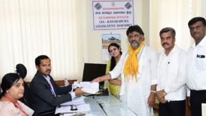 షాక్ మీద షాక్, 406 నామినేషన్ పత్రాలు ఔట్, వేల సంఖ్యలో లీడర్స్ పోటీ ! 