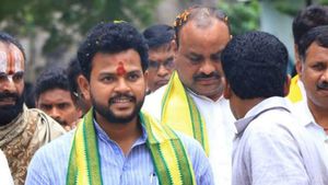 బాబాయ్ - అబ్బాయ్ మధ్య కొత్త రాజకీయం : చంద్రబాబు ఆప్షన్ ఏంటి..!!