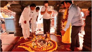 నుదుట విభూది రేఖలతో.. రాహుల్ గాంధీ శివార్చన