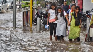 బీ అలర్ట్.. వచ్చే మూడు గంటలు భారీ వర్షం, పిడుగులకు ఛాన్స్..!!
