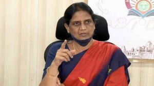  లీకేజీపై సబితా ఇంద్రారెడ్డి సీరియస్: అక్రమాలకు పాల్పడే ఉద్యోగులకు తీవ్ర హెచ్చరిక 