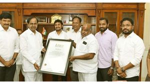 లిమ్కా బుక్ ఆఫ్ రికార్డ్స్‌లోకి గ్రీన్ ఇండియా ఛాలెంజ్ సృష్టికర్త జోగినిపల్లి సంతోష్ కుమార్ 