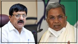 పనికిమాలిన హోమ్ మంత్రి ఉంటే ఇలాగే జరుగుతోంది, రౌడీలు, హంతకులకు సన్మానాలు, సిద్దూ ! 