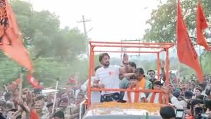 రోడ్ షోలతో దుమ్ములేపుతున్న హీరో సుదీప్, కిచ్చా హవాతో ఫ్యాన్స్ కిచకిచా, లీడర్స్ ! 