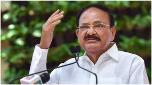 వచ్చే ఎన్నికల్లో ఎవరికి ఓటేయాలో చెప్పేసిన మాజీ ఉపరాష్ట్రపతి వెంకయ్య ..