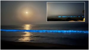 విశాఖ-భీమిలీ బీచ్‌లో వింత కాంతి