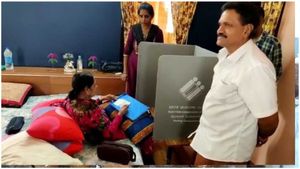 Vote from home: కర్ణాటకలో మొదలైన పోలింగ్: తొలి ఓటు వేసిన నటి