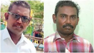 ఇసుక మాఫియా, ప్రభుత్వ ఆఫీసులో వీఆర్వోను నరికేసి ?, సీఎంకు షాక్ ఇచ్చి ! 