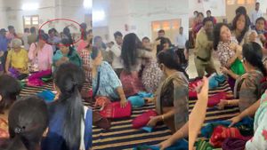 సిల్క్ చీరల కోసం జట్లు పట్టుకుని, చెప్పులతో కొట్టుకున్న మహిళలు, వైరల్ వీడియో! 