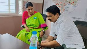 షర్మిల పోలీసులను కొట్టటంపై స్పందించిన సీపీ; పీఎస్ లో షర్మిలకు భర్త అనిల్ పరామర్శ!!