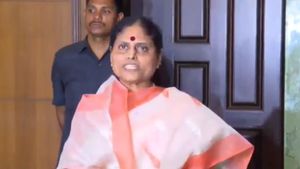 షర్మిల టెర్రరిస్టా- ఎంతకాలం నిర్బంధించగలుగుతారు?: వైఎస్ విజయమ్మ 