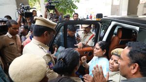 పోలీస్‌ స్టేషన్‌కు వైఎస్ విజయమ్మ