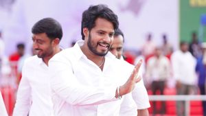 ఓటర్లకు గిఫ్ట్ కార్డులు ఇచ్చి ఎమ్మెల్యేగా గెలిచాను, మాజీ సీఎం కొడుక్కి ఝలక్ !