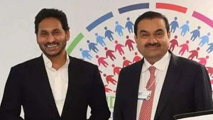  హైదరాబాద్‌లో గౌతమ్ అదానీతో వైఎస్ జగన్ భేటీ: విశాఖలో భారీ ప్రాజెక్లులకు శంకుస్థాపన