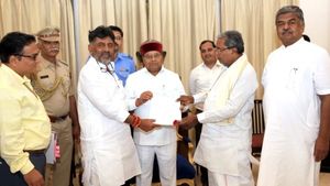 గవర్నర్‌ను కలిసిన సిద్దరామయ్య, డీకే శివకుమార్: 20న కొత్త ప్రభుత్వ ఏర్పాటు,    కేసీఆర్‌కు ఆహ్వానం