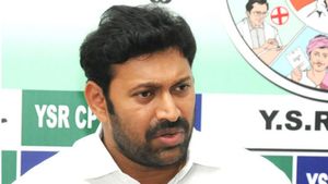 ఎంపీ అవినాష్ రెడ్డికి సీబీఐ మళ్లీ నోటీసులు: ఎల్లుండే