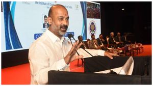 మోడీ ది బాస్: తానూ మాస్ లీడర్‌నే అంటూ సీఏలకు బండి సంజయ్ కీలక సూచనలు