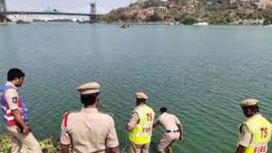 Cable Bridge: కేబుల్ బ్రిడ్జి పై నుంచి చెరువులో దూకిన వ్యక్తి.. గాలిస్తున్న పోలీసులు..