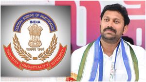 అవినాశ్ తల్లి ఆరోగ్యంపై వైద్యుల కీలక ప్రకటన - అక్కడే సీబీఐ అధికారుల మకాం..!!