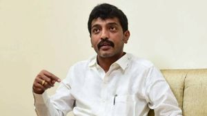రెబల్ లీడర్ జంప్, ఎమ్మెల్యే అభ్యర్థి ఇంటిలో ఎన్నికల అధికారులు సోదాలు !  