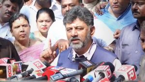 మేము ఫ్రెండ్స్, ముందు ముందు మీరే చూస్తారని చెప్పిన డీకే శివకమార్ !