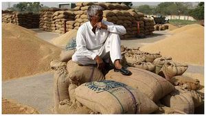 Farmers: ధాన్యం అమ్ముడుపోయినా..  లారీలు రాక రైతుల అవస్థలు..