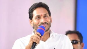 వైయస్ ఫ్యామిలీలో మారుతున్న సమీకరణాలు..ఎవరు ఎవరివైపు..?