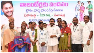 వాలంటీర్లే నా సైన్యం - నాడు మాట ఇచ్చాను, చేస్తాను : సీఎం జగన్..!!