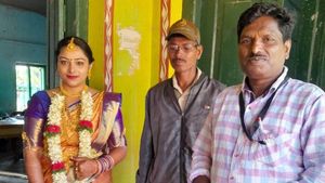 పెళ్లి బట్టలతో పోలింగ్ కేంద్రానికి: ఓటు వేసిన సెలెబ్రిటీలు వీరే