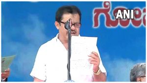 సీఎం, డీకేతో సహ అందరూ కన్నడలో ప్రమాణస్వీకారం చేస్తే జమీర్ ఎలా చేశారంటే ! 
