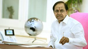 జీతం పెంపు: కార్మికులకు సీఎం కేసీఆర్ మేడే కానుక, తక్షణమే అమల్లోకి