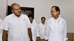 కేసీఆర్ కు ముందుగానే తెలిసి కర్ణాటకకు దూరంగా ఉన్నారా ?, అంచనా ! 