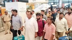 Manipur: మణిపూర్ నుంచి హైదరాబాద్‍కు చేరుకున్న తెలంగాణ, ఏపీ విద్యార్థులు..