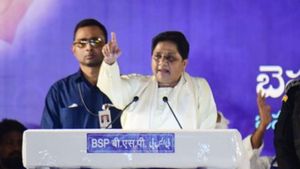తెలంగాణ బీఎస్పీ సీఎం అభ్యర్థిని ప్రకటించిన మాయావతి: కేసీఆర్‌పై ఘాటు విమర్శలు