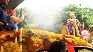 బెంగళూరు రోడ్ షోలో హైటెట్, మోదీ కారు అక్కడే ఎందుకు ఆగింది !