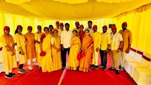 లోకేష్ కు తల్లి భువనేశ్వరి సర్ ప్రైజ్ గిఫ్ట్ - నందమూరి కటుంబంతో కలిసి..!!