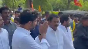  వైఎస్సార్‌కు నారా లోకేష్ నివాళి- స్మృతి వనానికి చేతులెత్తి మొక్కి..!! 
