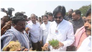 రాజమండ్రిలో పవన్ కళ్యాణ్: రైతులకు పరామర్శ, అండగా ఉంటామంటూ భరోసా