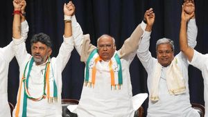 కొడుకును సీఎం చేస్తారా ?, దత్తపుత్రుడిని సీఎం చేస్తారో మీరే తేల్చుకోండి, డీకే డెడ్ లైన్ ! 