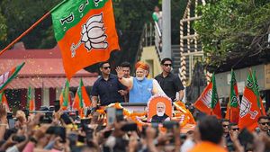 బెంగళూరులో నాన్ స్టాప్ వన్ మ్యాన్ షో, మోదీ రోడ్ షో అదుర్స్, ప్రధాని ఓపికకు హ్యాట్సాప్! 