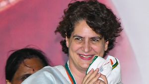 హైదరాబాద్ కు ప్రియాంకగాంధీ - కీలక నిర్ణయం..!?