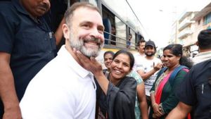  రోడ్ల మీద గిర్రున తిరిగి సిటీ బస్సులో వెళ్లిన రాహుల్ గాంధీ, అమ్మాయిలతో !
