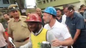 ఆర్భాటంగా మోదీ రోడ్ షో- అదే రోడ్‌పై సింపుల్‌గా డెలివరీ బాయ్ స్కూటర్‌పై రాహుల్